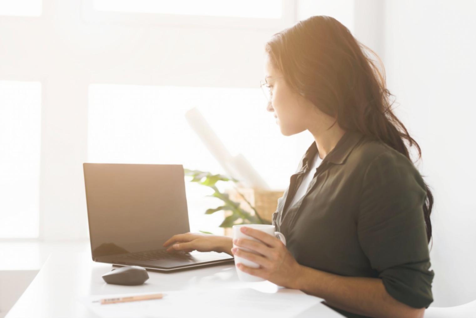 Profesional analizando gráficos financieros en un entorno de aprendizaje moderno